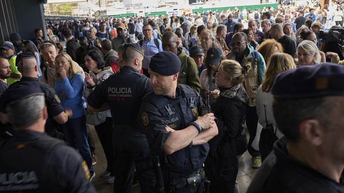 Police cordon off the main entrance of a closed train station, during a blackout in Barcelona, Spain, Monday, April 28, 2025. (AP Photo/Emilio Morenatti)