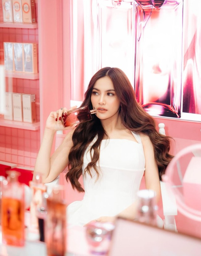 Penampilan Mahalini setelah melahirkan kerap menuai decak kagum. Hanya dalam waktu singkat istri Rizky Febian itu sudah berhasil melangsingkan kembali tubuhnya. Penampilannya kini bak kembali gadis. Foto: Instagram/@mahaliniraharja