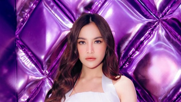 8 Foto Terbaru Mahalini Tampil Bak Barbie Hidup Pakai Rok Mini