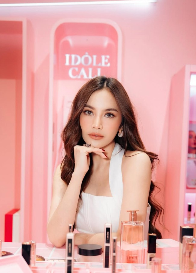 Penampilannya makin bak Barbie dengan didukung riasan soft glam yang flawless. Bulu mata palsu membuat matanya tampak semakin besar. Ia juga mengenakan softlens warna coklat terang yang membuat matanya semakin menyala. Foto: Instagram/@mahaliniraharja