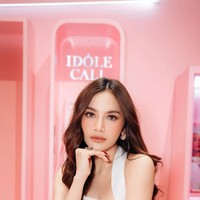 Penampilannya makin bak Barbie dengan didukung riasan soft glam yang flawless. Bulu mata palsu membuat matanya tampak semakin besar. Ia juga mengenakan softlens warna coklat terang yang membuat matanya semakin menyala. Foto: Instagram/@mahaliniraharja