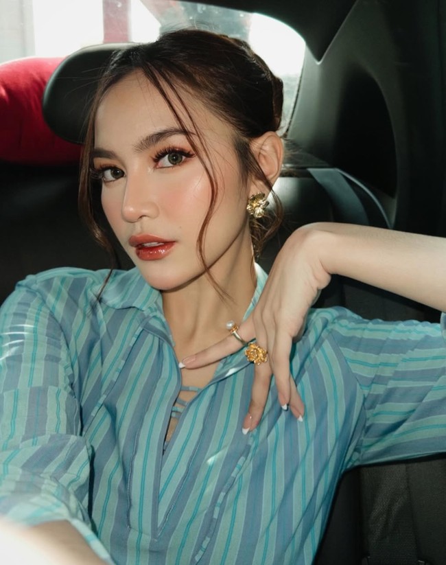 Kerap tampil dengan riasan glaze skin yang flawless, dalam foto Mahalini memilih memadukan eyeshadow dan blush on bernuansa peach dengan lip tint glossy berwarna merah. Foto: Instagram/@mahaliniraharja