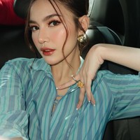 Kerap tampil dengan riasan glaze skin yang flawless, dalam foto Mahalini memilih memadukan eyeshadow dan blush on bernuansa peach dengan lip tint glossy berwarna merah. Foto: Instagram/@mahaliniraharja