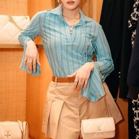 Gayanya kembali terlihat bak ABG dengan memadukan kemeja biru dengan rok celana pendek warna coklat. Ia kemudian melengkapi penampiilannya dengan ikat pinggang coklat serta beberapa aksesori seperrti anting, kalung, dan cincin warna emas. Foto: Instagram/@mahaliniraharja