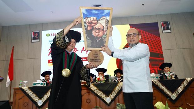 Mantan penyidik senior KPK yang kini Wakasatgassus Optimalisasi Penerimaan Negara Polri, Novel Baswedan, menerima penghargaan UMY Awards 2025 dari UMY. (dok Istimewa)
