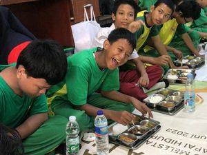 Video: Saat Siswa SLBN 5 Jakarta Saling Pinjamkan Alat Makan untuk MBG