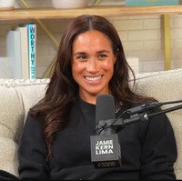 Meghan Markle terlihat sederhana saat menjadi bintang tamu di podcast sahabatnya, Jamie Kern Lima, yang merupakan CEO dari IT Cosmetics. Duchess of Sussex itu tampil natural tanpa makeup.  Foto: YouTube