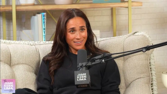 Dalam podcast yang dirilis kemarin itu, Meghan juga berbicara soal hubungannya dengan Pangeran Harry. Ia menyebut bahwa masa awal hubungan mereka terasa seperti ‘langsung masuk ke dalam parit bersama’, yang ditafsir banyak pihak sebagai sindiran terselubung terhadap tekanan dari keluarga Kerajaan Inggris. Foto: YouTube