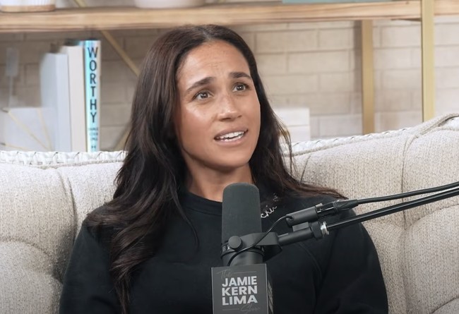 Namun, di momen langka tersebut, Meghan memilih tidak menggunakan riasan wajah. Warna kulit yang tidak merata, dan bibir yang pucat bukan menjadi fokusnya. Tampaknya hari itu, Meghan hanya ingin tampil sesantai mungkin saat mengobrol dengan sahabatnya itu.  Foto: dok. Youtube/Jamie Kern Lima