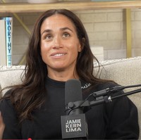 Meghan memang bukan tipe wanita yang tampil dengan riasan tebal, namun biasanya penampilannya terlihat flawless dengan sentuhan foundation dan pulasan lipstik warna muda.  Foto: dok. Youtube/Jamie Kern Lima