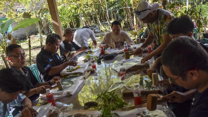 Perajin menjemur kain setelah proses ecoprint di rumah produksi Batik Dahon, Desa Margacinta, Kabupaten Pangandaran, Jawa Barat, Selasa (29/4/2025). Berawal dari kepedulian terhadap lingkungan, Batik Dahon per bulan memproduksi sebanyak 40 lembar kain, baju, sepatu, tas, dan topi pewarna alami dari tumbuhan serta menggembangkan usahanya melalui wisata edukasi ecoprint dengan omset mencapai Rp40 juta per bulan yang dipasarkan di Bandung, Jakarta, dan kerap kali dijadikan oleh-oleh wisata mancanegara. ANTARA FOTO/Adeng Bustomi/rwa.
