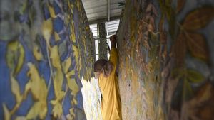 Melihat Pembuatan Batik dengan Pewarna Alami dari Tumbuhan