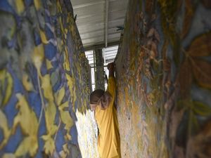 Melihat Pembuatan Batik dengan Pewarna Alami dari Tumbuhan