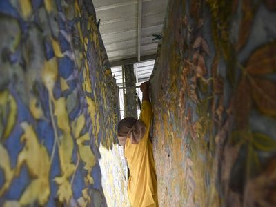 Melihat Pembuatan Batik dengan Pewarna Alami dari Tumbuhan