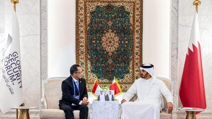 Mendagri Tito Karnavian bertemu dengan Mendagri Qatar Sheikh Khalifa bin Hamad bin Khalifa Al-Thani di Global Security Forum (GSF) 2025, Doha, Selasa (29/4/2025).
