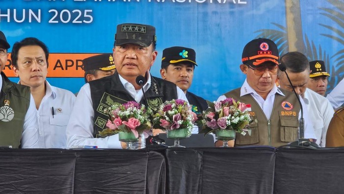 Menko Polkam Budi Gunawan memimpin Apel Kesiapsiagaan Penanganan Bencana Karhutla di Lanud Roesmin Nurjadin, Pekanbaru, Riau.