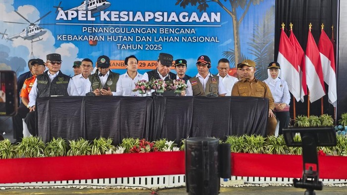 Menko Polkam Budi Gunawan memimpin Apel Kesiapsiagaan Penanganan Bencana Karhutla di Lanud Roesmin Nurjadin, Pekanbaru, Riau.