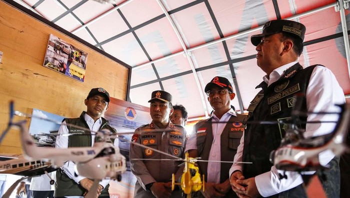 Menkopolkam Budi Gunawan memimpin Apel Kesiapsiagaan Penanganan Bencana Karhutla di Riau. Kapolda Riau Irjen Herry Heryawab turut hadir.
