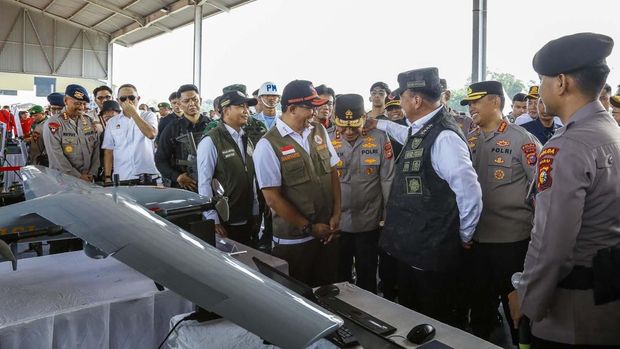 Menkopolkam Budi Gunawan memimpin Apel Kesiapsiagaan Penanganan Bencana Karhutla di Riau. Kapolda Riau Irjen Herry Heryawab turut hadir.