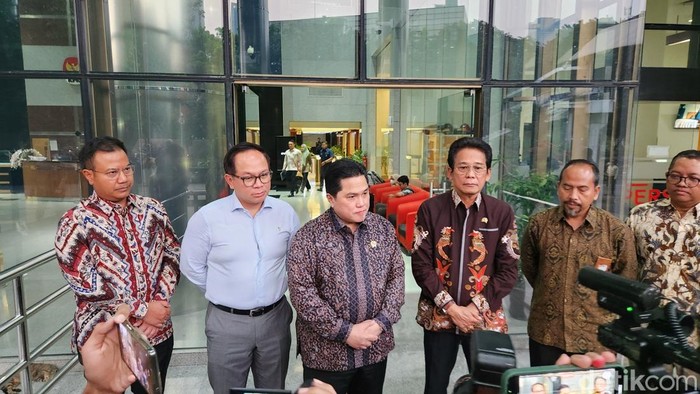 Menteri BUMN Erick Thohir menyambangi gedung KPK untuk membahas sinergi dan penguatan sistem pengawasan BUMN. (Adrial/detikcom)
