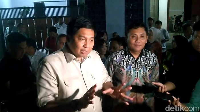 Menteri Perumahan dan Permukiman Indonesia, Maruarar Sirait, Selasa malam (29/4) blusukan ke Perumahan Bahtera 4, Desa Candiareng, Kecamatan Warungasem, Kabupaten Batang.