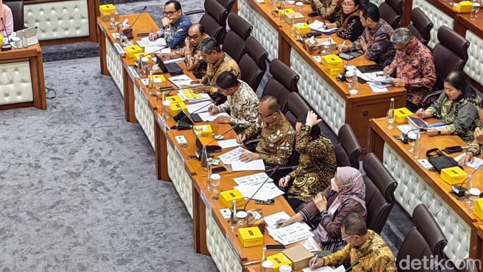 Menteri Perindustrian (Menperin) Agus Gumiwang Kartasasmita di DPR.