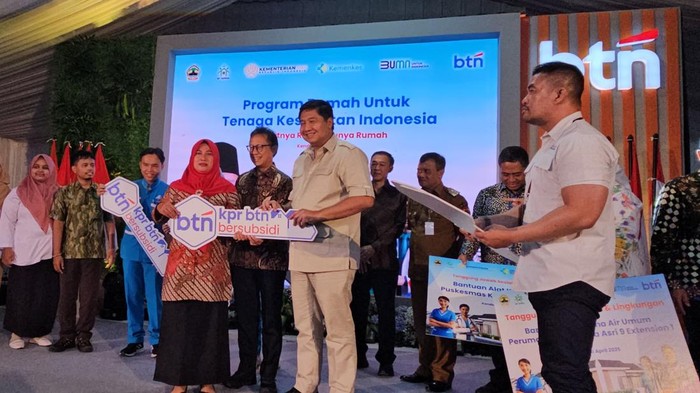 Menteri Perumahan dan Kawasan Permukiman (PKP) Maruarar Sirait (Ara) dan Menteri Kesehatan Budi Gunadi Sadikin serah terima kunci buat tenaga kesehatan