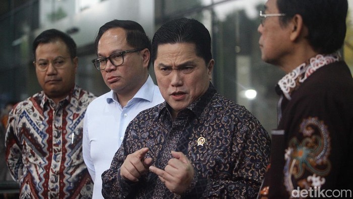 Menteri Badan Usaha Milik Negara (BUMN) Erick Thohir dan Wakil Ketua KPK Johanes Tanak memberikan pernyataan pers di Gedung Merah Putih, KPK (Komisi Pemberantasan Korupsi), Jakarta, Selasa (29/4/2025). ET datang untuk melakuan audiensi dalam program antikorupsi di BUMN.