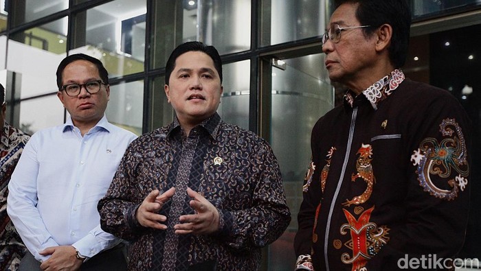 Menteri Badan Usaha Milik Negara (BUMN) Erick Thohir dan Wakil Ketua KPK Johanes Tanak memberikan pernyataan pers di Gedung Merah Putih, KPK (Komisi Pemberantasan Korupsi), Jakarta, Selasa (29/4/2025). ET datang untuk melakuan audiensi dalam program antikorupsi di BUMN.