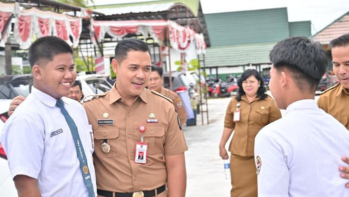 Momen Kadisdik Kalteng Reza Prabowo memberikan sepatu yang dipakainya ke pelajar yang sepatunya rusak