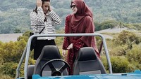 Naik jeep di pantai bisa nih jadi ide liburan kamu menikmati keindahan Yogyakarta.