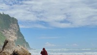 Di sela senggang, Natasha menyempatkan menikmati destinasi wisata di Yogyakarta. Momennya saat berada di Pantai Parangtritis.
