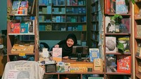 Natasha Rizky sedang tur mempromosikan buku puisi barunya ke berbagai kota di Indonesia. Salah satu kota yang dia tuju adalah Yogyakarta. Nah, dia membagikan kegiatan kepenulisannya di Toko Akik.