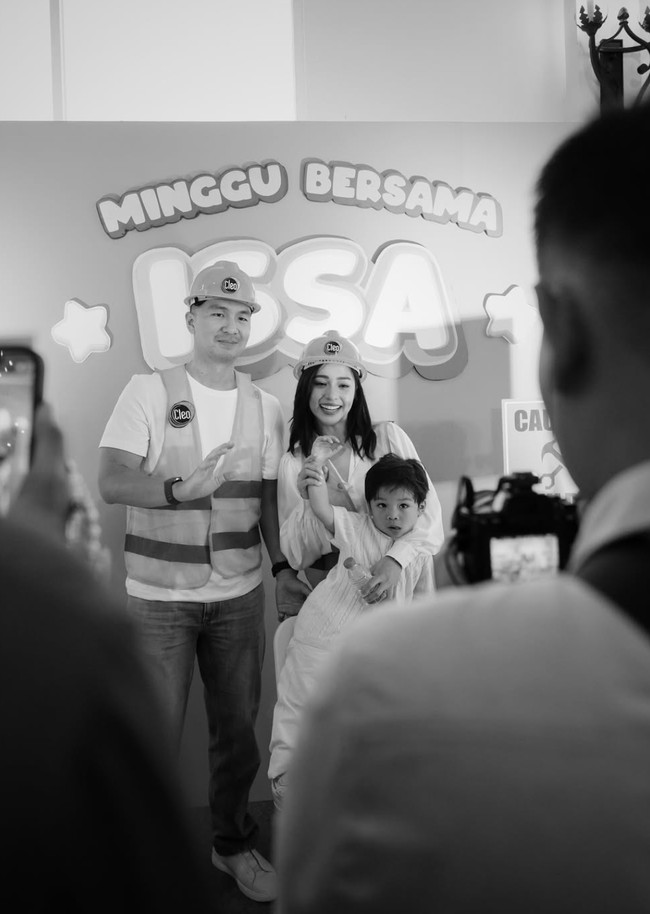 Putra pertama Nikita Willy dan Indra Priawan, Issa Xander, baru saja merayakan ulang tahun yang ketiga pada 7 April 2025. Setelah kembali ke Indonesia usai dari Italia, perayaan ulang tahun Issa digelar dengan tajuk Minggu Bersama Issa. Foto: Instagram/@nikitawillyofficial94