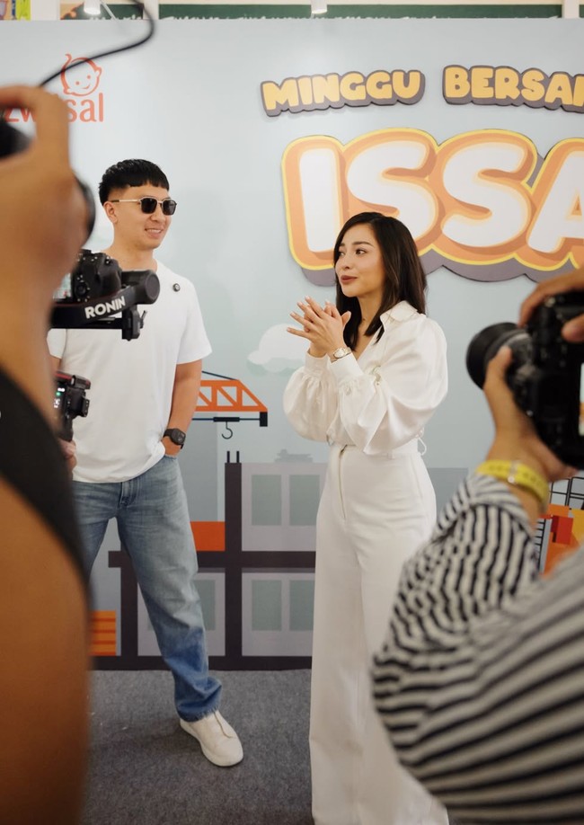 Tampil simpel dan sederhana, Nikita Willy kenakan pakaian serba putih. Ia memadukan atasan kemeja lengan panjang dengan celana panjang kulot. Foto: Instagram/@nikitawillyofficial94