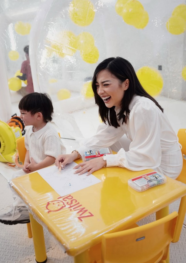 Rambut pendeknya juga tampak hanya dibiarkan terurai natural untuk melengkap penampilannya yang simpel dan sederhana. Meski demikian wanita 30 tahun itu tetap terlihat cantik dan elegan. Foto: Instagram/@nikitawillyofficial94