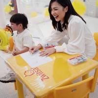 Rambut pendeknya juga tampak hanya dibiarkan terurai natural untuk melengkap penampilannya yang simpel dan sederhana. Meski demikian wanita 30 tahun itu tetap terlihat cantik dan elegan. Foto: Instagram/@nikitawillyofficial94