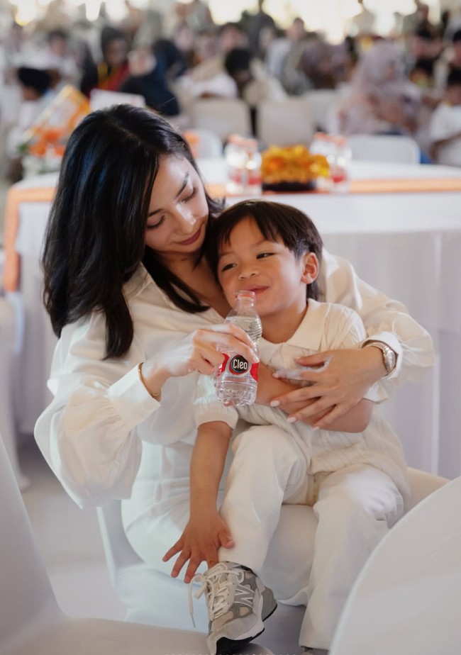 Nikita juga terlihat momong putranya sendiri. Penampilan ibu 2 anak itu pun banjir pujian netizen. Foto: Instagram/@nikitawillyofficial94