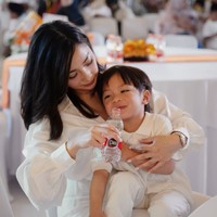Nikita juga terlihat momong putranya sendiri. Penampilan ibu 2 anak itu pun banjir pujian netizen. Foto: Instagram/@nikitawillyofficial94