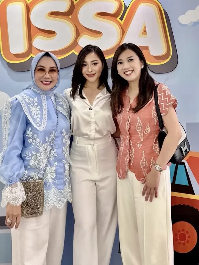 Tampil simpel dan sederhana, ibu 2 orang anak itu juga terlihat hanya mengenakan kalung tipis untuk mempermanis tampilannya. Foto: Instagram/@yorafebrina