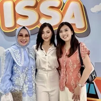 Tampil simpel dan sederhana, ibu 2 orang anak itu juga terlihat hanya mengenakan kalung tipis untuk mempermanis tampilannya. Foto: Instagram/@yorafebrina