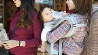 Menemani ibunda mengantre makanan di Jepang juga bukan hal yang sulit. Issa tampak santai menikmati susunya sambil digendong dan antre memesan makanan. Foto: Instagram/nikitawillyofficial94