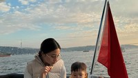 Nikita Willy mengasuh sendiri anak-anaknya tanpa bantuan suster. Di sela-sela liburannya ia bahkan menemani anaknya ngemil di atas yacht sambil menikmati matahari terbenam. Foto: Instagram/nikitawillyofficial94