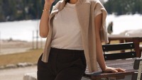 Bepergian ke negara yang sedang musim dingin dilewati oleh Nikita Willy dengan segelas kopi hangat. Ia bersantai sejenak sambil menyeruput kopi hangat untuk mengisi kembali energinya. Foto: Instagram/nikitawillyofficial94