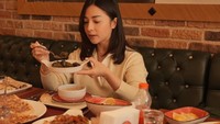 Pergi ke Turki juga dimanfaatkan sebagai momen kulineran yang menyenangkan. Berbagai makanan khas Turki yang berempah disantap Nikita Willy dengan mendatangi restoran lokal. Foto: Instagram/nikitawillyofficial94