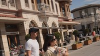 Sebelumnya momen hangat keluarganya tertangkap kamera saat berlibur ke Turki. Nikita santai menyeruput kopi sambil berjalan kaki dan menggendong anak keduanya, Nael Idrissa. Foto: Instagram/nikitawillyofficial94