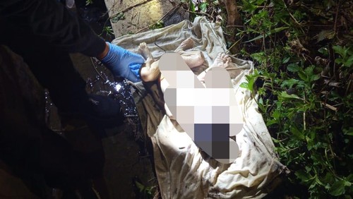 Polisi saat melakukan olah TKP penemuan mayat bayi di Desa Baumata, Kecamatan Taebenu, Kabupaten Kupang, NTT. (Dok. Polres Kupang).