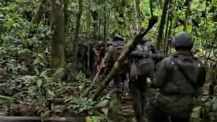 Operasi pencarian mantan Kasat Reskrim Polres Teluk Bintuni Iptu Marbun di dalam hutan.
