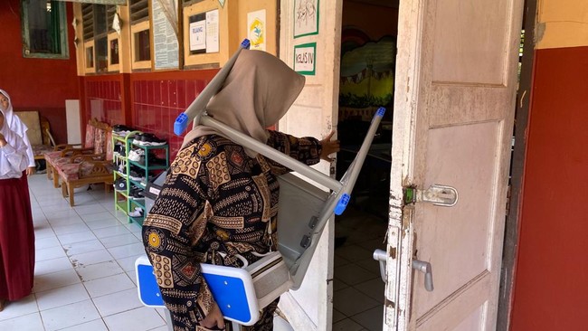 Heboh Ortu Siswi SD di Lebak Gotong-gotong Pengganti Kursi Rusak