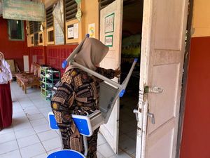 Heboh Ortu Siswi SD di Lebak Gotong-gotong Pengganti Kursi Rusak